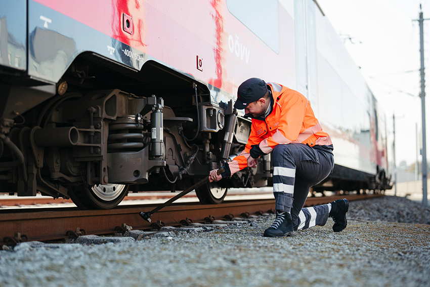 Wagenmeister der ÖBB überprüft Zug