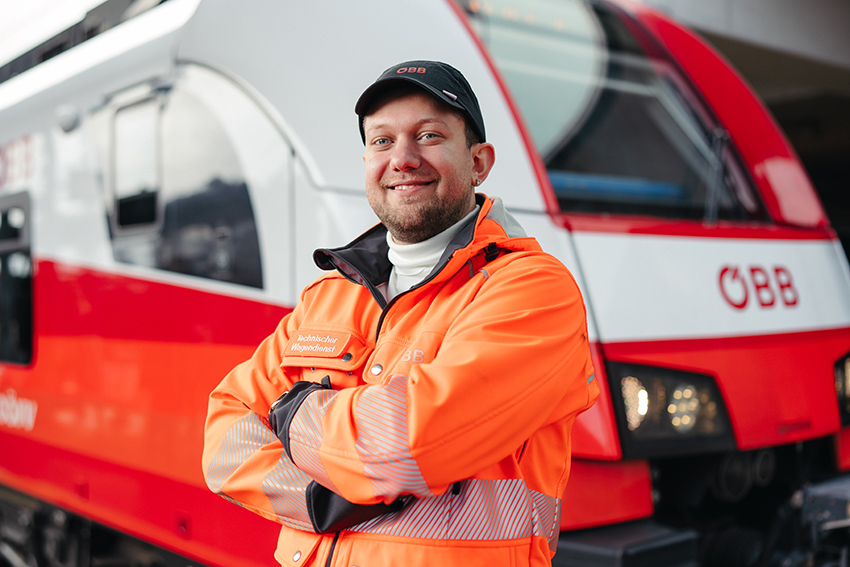 Wagenmeister der ÖBB steht vor Zug