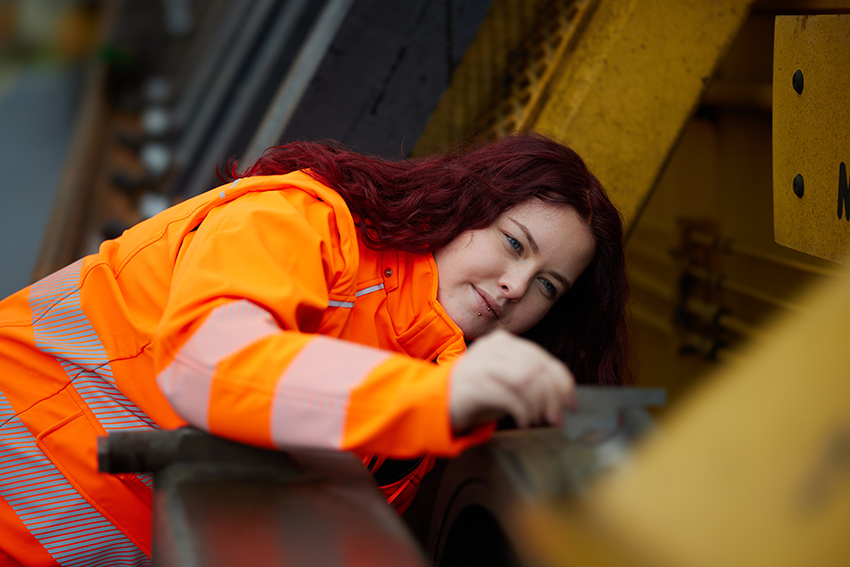 Wagenmeisterin der ÖBB beim Überprüfen des Zuges