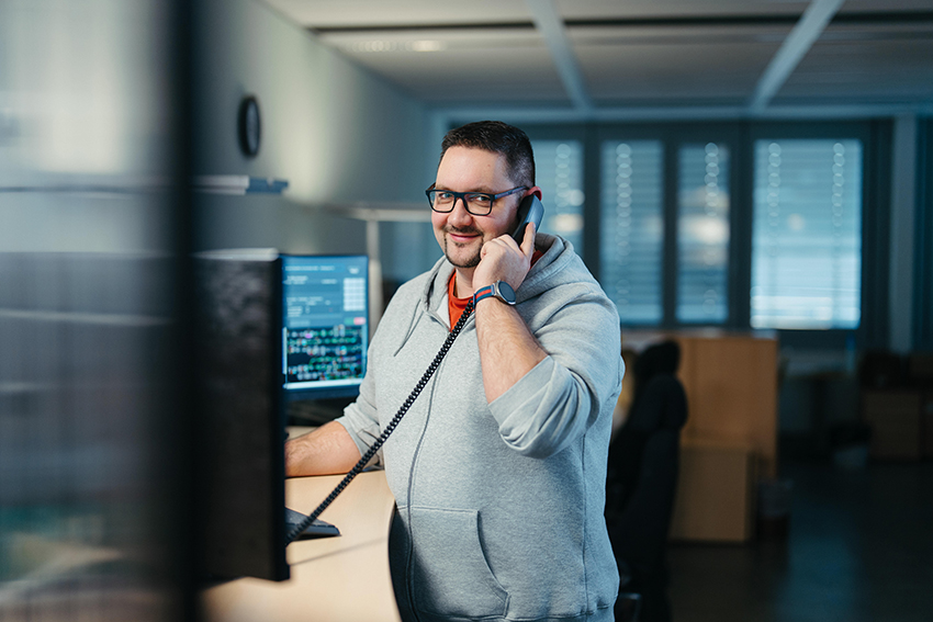 Ressourcendisponent der ÖBB am Telefon